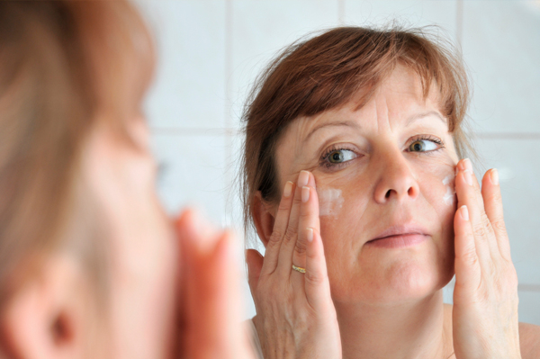 21. woman-applying-lotion-to-wrinkles_shqhnz (600x399, 196Kb)