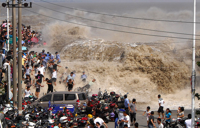 приливная волна на реке Цяньтан в Китае