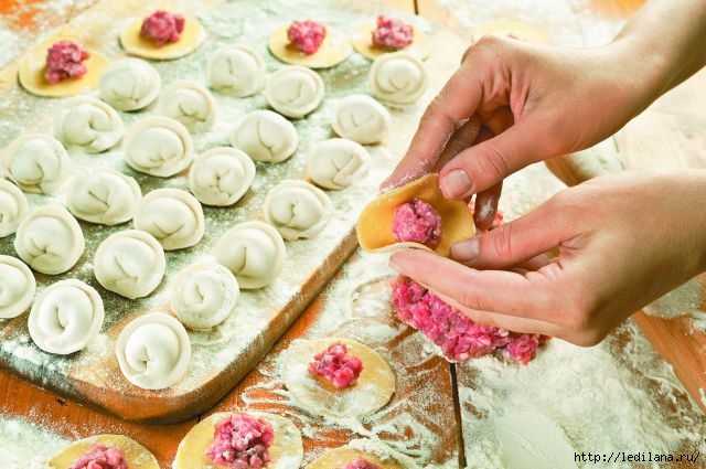 3925311_Domashnie_pelmeni_s_neobichnim_testom_1_ (640x425, 174Kb)