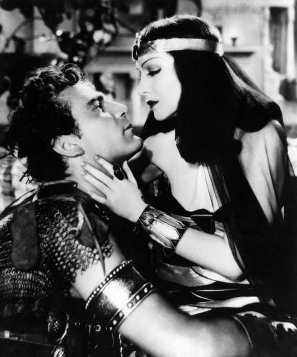 Claudette Colbert  (Cleopatra) (582x700, 197Kb)