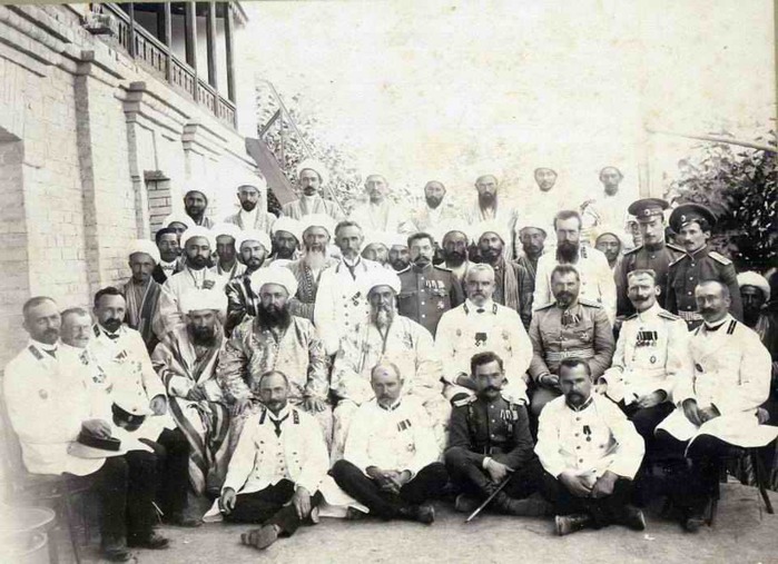 4474615_V_centre_v_belom_kitele__V_A__Paleckii__Cherez_odnogo_ot_nego__Emir_byharskii_Abdylahadja_ (700x507, 118Kb)