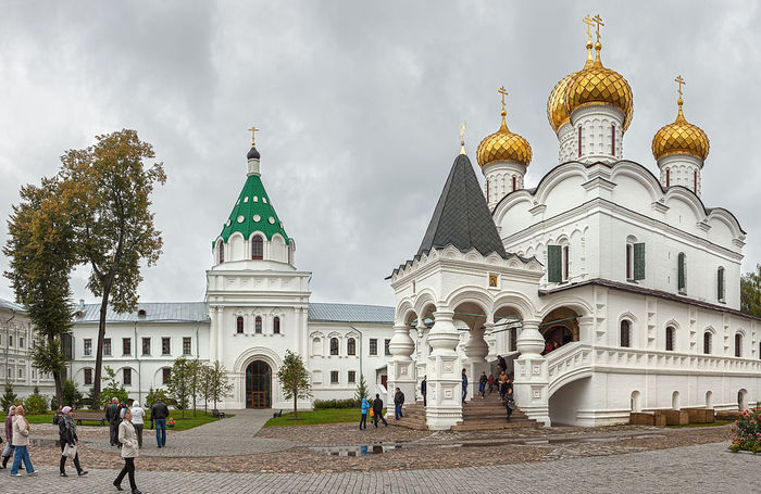 1024px-Ipatievsky_Monastery_inside (700x455, 87Kb)
