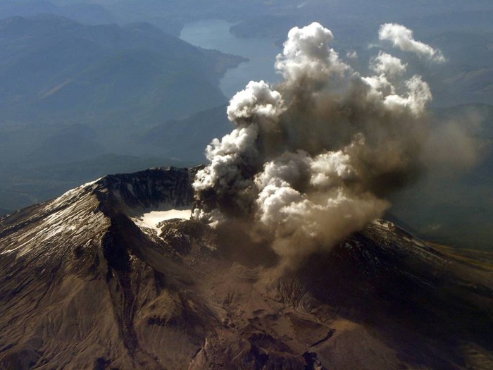 10 активных вулканов, открытых для посещения. Опасный туризм