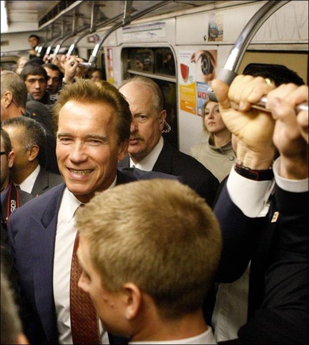 Люди в метро, похожие на известных политиков