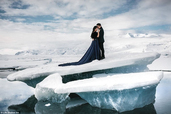Красивая фотосессия помолвки, отснятая на ледниках Исландии