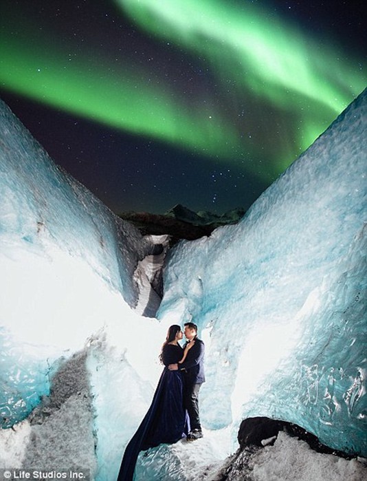 Красивая фотосессия помолвки, отснятая на ледниках Исландии