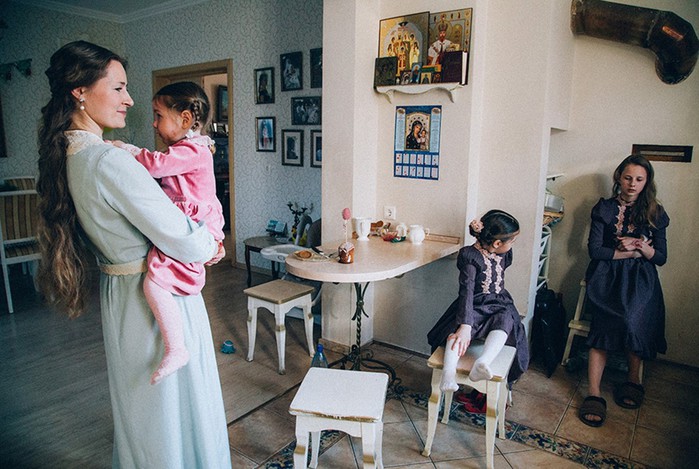«Жена да убоится мужа своего»: Фотоистория о семье, живущей по домострою и Закону Божию