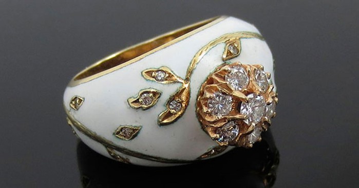 Серебряные и золотые украшения, декорированные эмалью