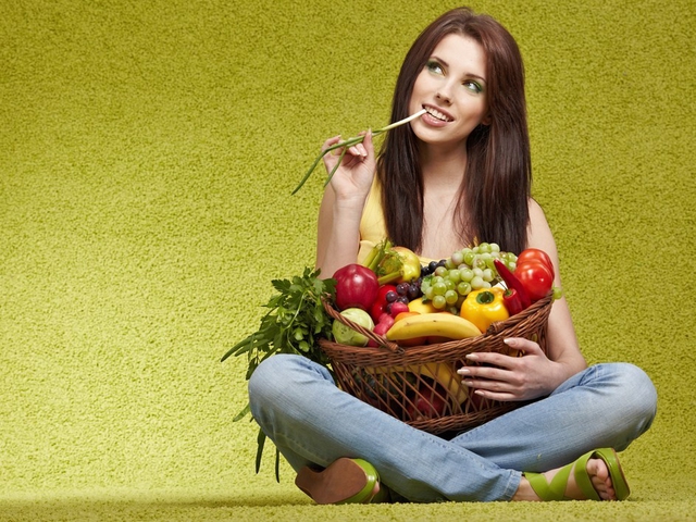 3196330_67815_girl_with_fruit_2 (640x480, 260Kb)