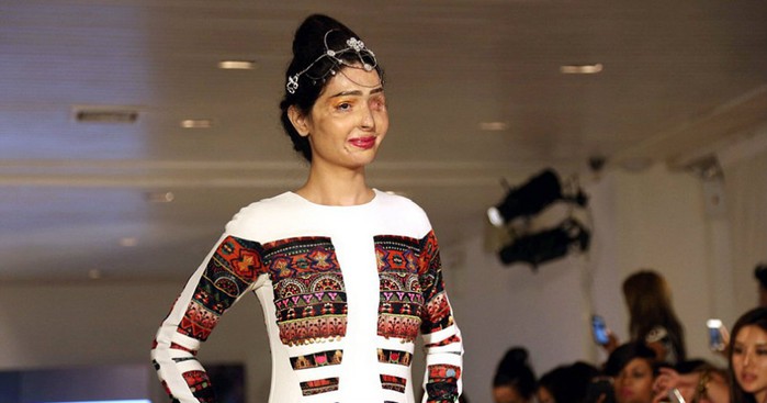 Жертва обливания кислотой прошла по подиуму на Нью-Йоркской неделе моды