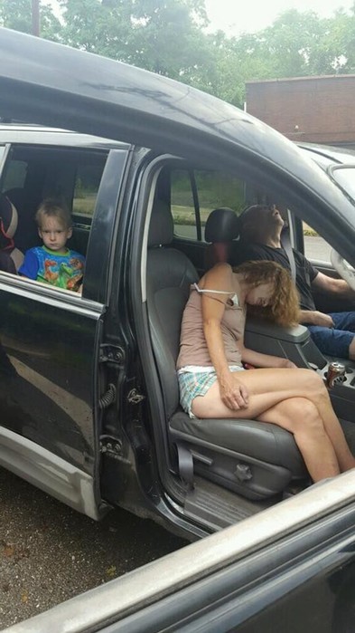 Родители наркоманы вырубились под героином в машине с четырехлетним ребенком на заднем сиденье