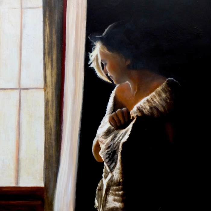 Одинокая дама в лифчике у окна