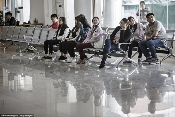 Британским СМИ показали повседневную жизнь тех, кто собирает iPhone в Китае