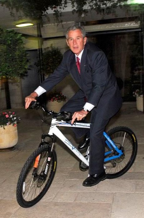 Знаменитости шоу-бизнеса и политики на велосипедах - прикольные фотографии
