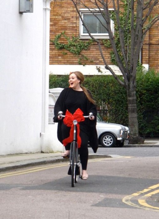 Знаменитости шоу-бизнеса и политики на велосипедах - прикольные фотографии