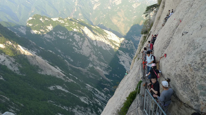 Сотни туристов застряли на священной горе в Китае