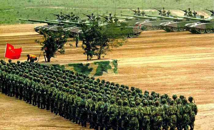Китайские танки и солдаты НОАК