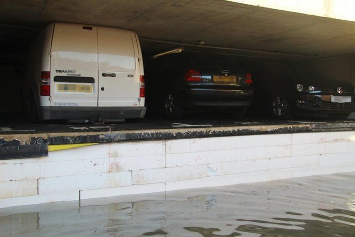 В Лондоне автомобили придавил пол подземной парковки