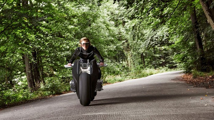 Самобалансирующийся электро-BMW Motorrad Vision Next 100 - для поездке на этом мотоцикле шлем не потребуется