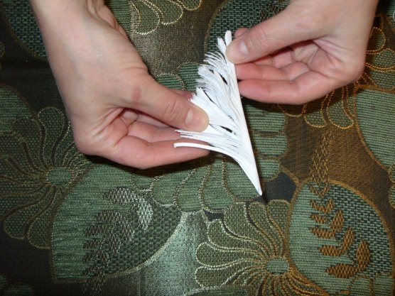 How-to-DIY-Paper-Feather-Snowflake8 (556x417, 231Kb)