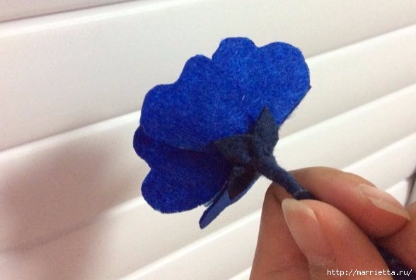 Букетик синих цветов из фетра (11) (588x396, 103Kb)