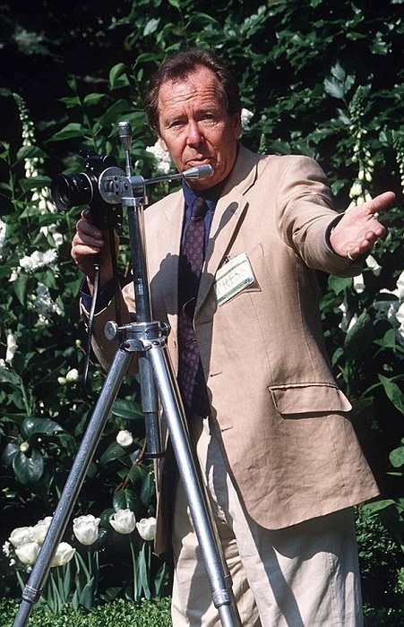 3C1A817300000578-4117490-Photographer_Lord_Snowdon_is_pictured_at_the_Chelsea_Flower_Show-a-131_1484324793140 (451x700, 151Kb)