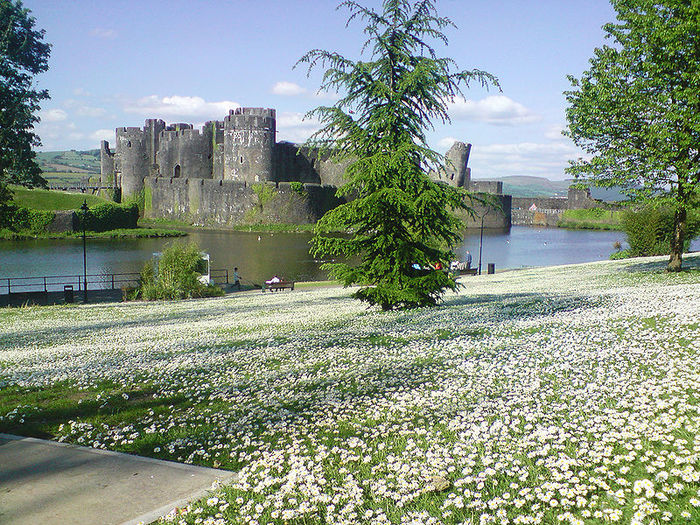 800px-Caerphilly_Castle_Wales1 (700x525, 194Kb)