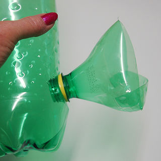 Из пластиковых бутылок - кормушка для птиц (4) (320x320, 49Kb)
