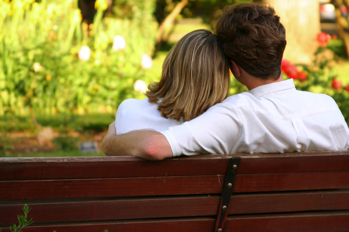 couple-on-park-bench (700x466, 294Kb)