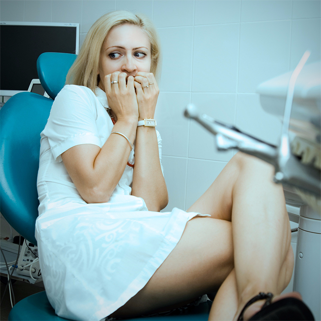 Медсестра с большим клитором раскинула рогатку в гинекологическом кабинете