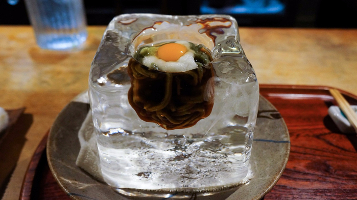 ледяная сервировка в ресторане Tempura Matsu суп удон в ледяных чашах