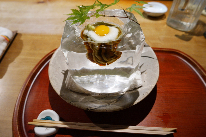 ледяная сервировка в ресторане Tempura Matsu суп удон в ледяных чашах