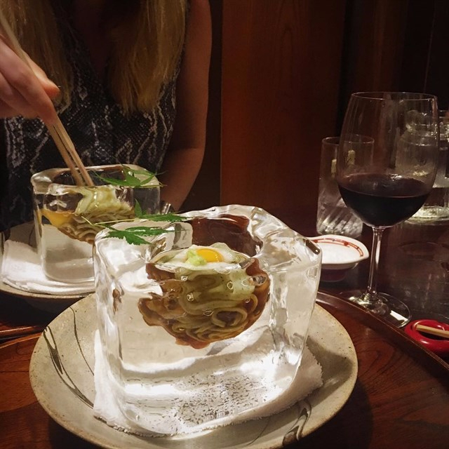 ледяная сервировка в ресторане Tempura Matsu суп удон в ледяных чашах