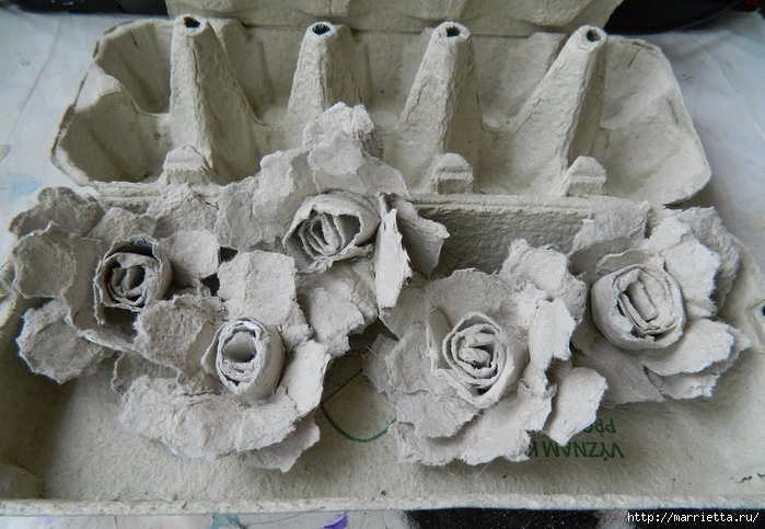 Венок с розами из яичных лотков (1) (700x483, 287Kb)