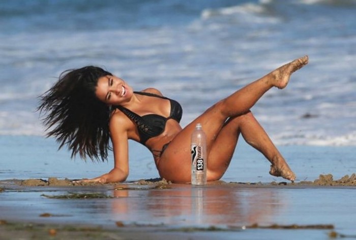 Бразильская модель Бруна Туна рекламирует минералку на пляже