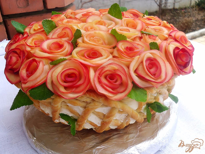 «Букет для женщин» - торт с яблочными розами (16) (700x525, 435Kb)