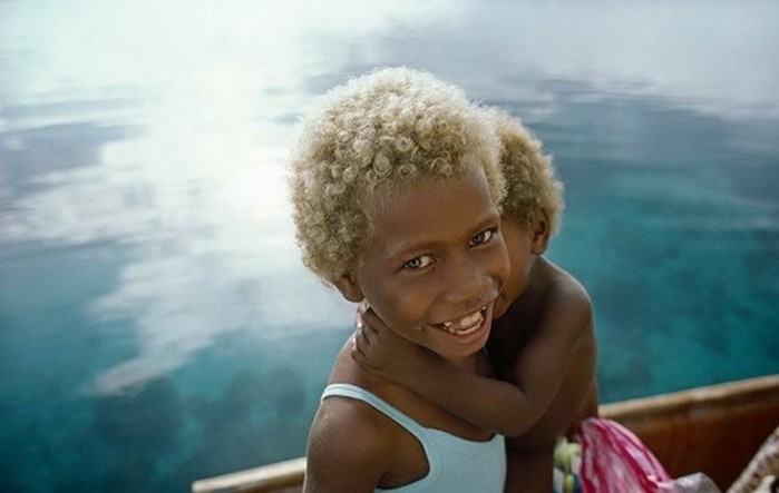 Необычные жители Меланезии с темной кожей и светлыми волосами