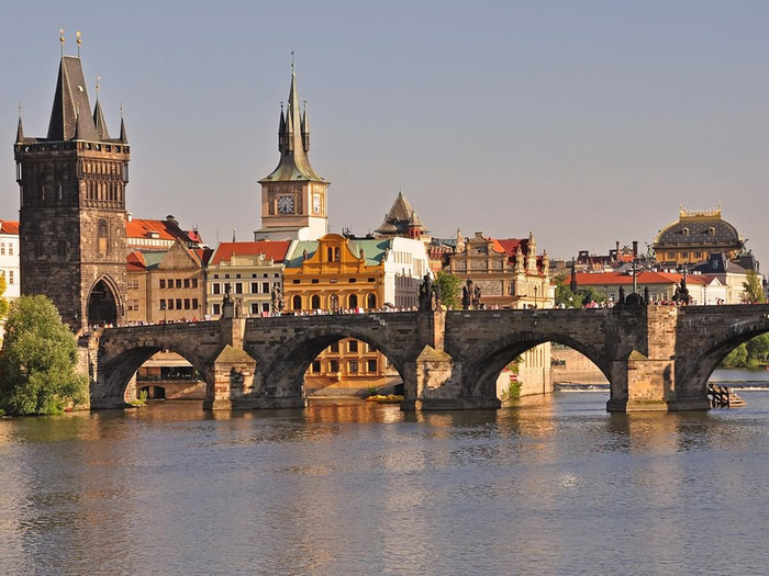 Side-View-Of-The-Charles-Bridge (700x525, 334Kb)