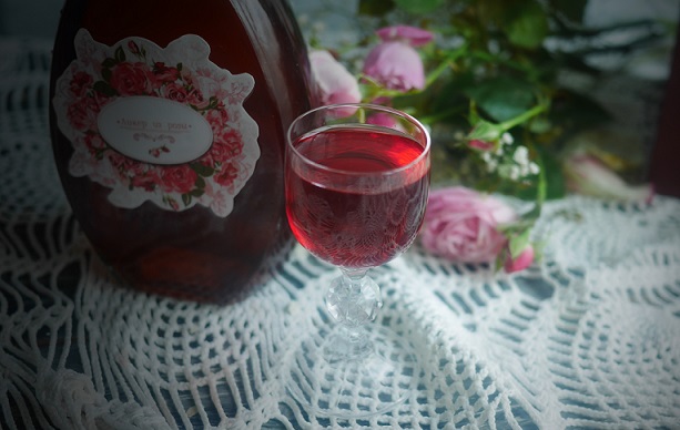Как приготовить домашний ликер из лепестков чайной розы