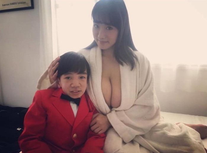 Мужчина-ребенок - новая звезда японского порно