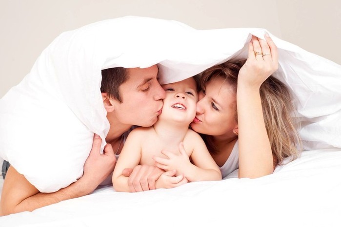 Развлечения в постели! 12 веселых детских игр с одеялом и подушкой