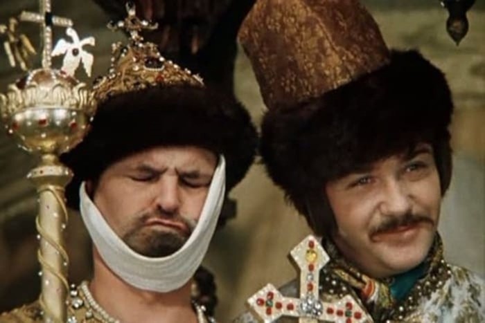 Какие эпизоды вырезали из комедии «Иван Васильевич меняет профессию»?