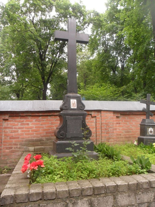 Grave_of_the_first_historian_of_Smolensk_Nicephorus_Murzakevich_2 (525x700, 441Kb)