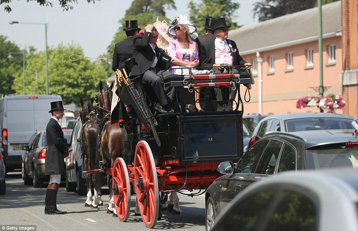 4192E89800000578-4620812-Arriving_in_style_These_racegoers_certainly_made_an_entrance_by_-a-32_1497964653962 (700x451, 362Kb)