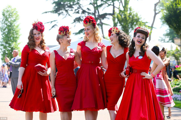 41929E4F00000578-4620812-Vintage_girl_band_The_Tootsie_Rollers_turned_up_the_heat_even_mo-a-49_1497964654389 (700x465, 422Kb)
