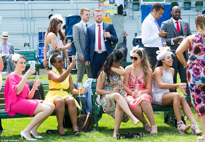 41935E5C00000578-4620812-Taking_a_breather_Racegoers_pause_to_take_the_weight_off_their_f-a-18_1497964653270 (700x484, 491Kb)