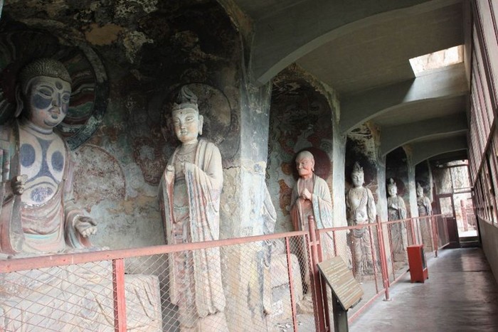 Тысячи статуй Будды в таинственных гротах Майцзишаня