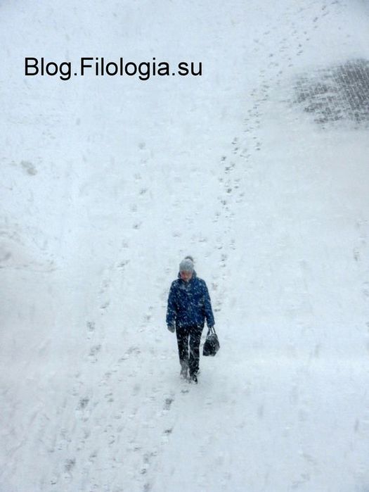 Одинокая девушка идет по снегу