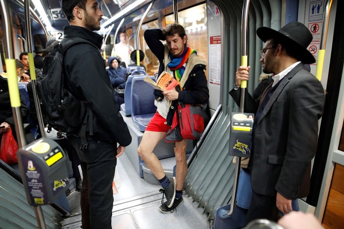 Очередной флешмоб «В метро без штанов» в разных городах