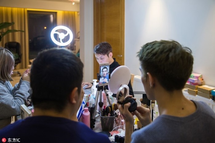 Китайский блогер заработал 1,5 млн долларов, тестируя губную помаду в течение года
